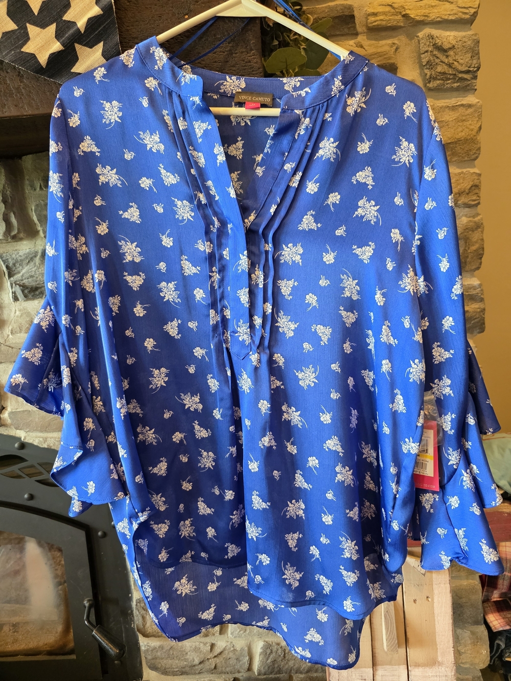 NWT Womens Size Med. Vince Camuto Royal Blue Floral V-Neck Ruffle Sleeve Blouse